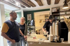 Des Français se rendent chez “PHIN MI” pour déguster un café aux saveurs typiquement vietnamiennes. Photo: VNA