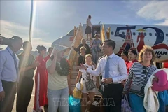 Touristes russes à l’aéroport international de Phu Quoc. Photo: VNA