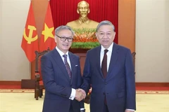 Le secrétaire général du Parti, Tô Lâm (droite), et le ministre des Affaires étrangères du Laos, Thongsavanh Phomvihane, en visite officielle au Vietnam. Photo: VNA