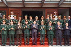 le président du Vietnam, Luong Cuong (premier rang, au milieu), et les dirigeants des Forces spéciales de l’Armée. Photo: VNA