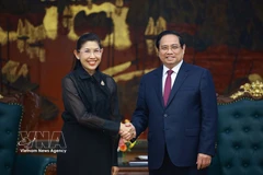 Le Premier ministre Pham Minh Chinh et Urawadee Sriphiromaya, ambassadrice de Thaïlande au Vietnam. Photo: VNA