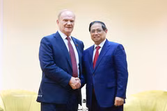 Le Premier ministre Pham Minh Chinh (à droite) et Gennady Ziuganov, président du Parti communiste de la Fédération de Russie. Photo: VNA
