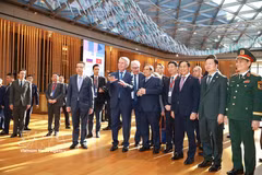 Le Premier ministre Pham Minh Chinh en visite de travail au siège du groupe Novatek. Photo : VNA