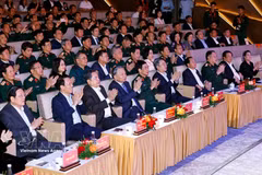 Le secrétaire général du Parti, To Lam, également secrétaire de la Commission militaire centrale, Tran Thanh Man, membre du Bureau politique et président de l’Assemblée nationale, et d'autres dirigeants, lors du concert. Photo: VNA