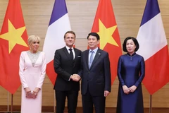 Le président de la République, Luong Cuong, et son épouse, le président français, Emmanuel Macron, et son épouse. Photo: VNA