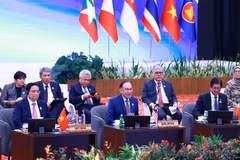 Le Premier ministre Pham Minh Chinh (premier à partir de la gauche) lors de l'événement. Photo: VNA