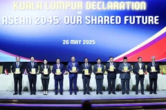 Les dirigeants des pays de l'ASEAN et du Timor-Leste signent a Déclaration de Kuala Lumpur « ASEAN 2045 : Notre avenir commun ». Photo : VNA