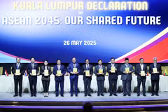 Les dirigeants des pays de l'ASEAN et du Timor-Leste signent a Déclaration de Kuala Lumpur « ASEAN 2045 : Notre avenir commun ». Photo : VNA