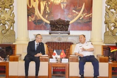 Le général de division Le Quang Dao, commandant de la Garde-côtière vietnamienne, et Kobayashi Yosuke, représentant en chef du bureau de la JICA au Vietnam. Photo: qdnd.vn