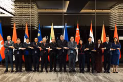Les vice-ministres des Affaires étrangères et hauts responsables des 11 pays membres de l’ASEAN et de la Russie posent pour une photo de groupe. Photo : ministère des Affaires étrangères du Vietnam