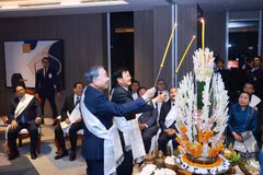 Le secrétaire général du PCV To Lam, et le secrétaire général du PPRL et président lao Thongloun Sisoulith, lors d'une cérémonie traditionnelle du Laos. Photo: VNA