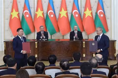 Le secrétaire général Tô Lâm et le président azerbaïdjanais Ilham Aliyev assistent à l’échange d'un mémorandum d’accord sur la fourniture à long terme de pétrole brut à la raffinerie de Dung Quất. Photo : VNA