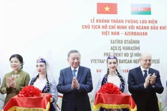 Le secrétaire général Tô Lâm et son épouse lors de la cérémonie d'inauguration de la salle commémorative. Photo: VNA