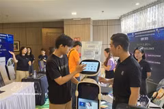 Des visiteurs découvrent les démonstrations technologiques lors de la Journée de l’entrepreneuriat innovant de Da Nang – SURF 2025. Photo : VNA