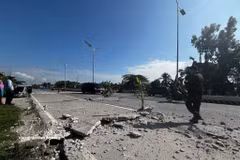 Une portion de route s'est fissurée après un séisme survenu le 8 juin 2026 dans la province de Cotabato du Sud, aux Philippines. Photo : Xinhua/VNA