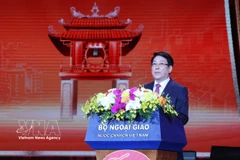 Le président Luong Cuong prononce un discours de bienvenue et souhaite une bonne année aux Vietnamiens de l'étranger. Photo : VNA
