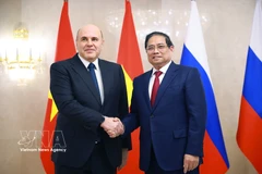 Le Premier ministre Pham Minh Chinh (à droite) et son homologue russe, Mikhaïl Michoustine. Photo: VNA