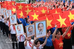 Des jeunes exécutent une performance collective sur la chanson « Vietnam oi ». Photo : VNA