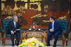Le Premier ministre Pham Minh Chinh (à droite) et Hori Kenichi, président-directeur général du groupe japonais Mitsui. Photo: VNA