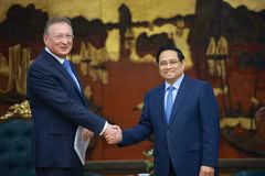 Le Premier ministre Pham Minh Chinh (à droite) et Sergei Kudryashov, directeur général de la société russe Zarubezhneft. Photo: VNA