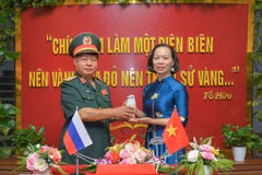 Le général Luu Trong Lu, président de l’Association des anciens combattants de la province de Diên Biên, remet l’urne contenant la terre sacrée à Vu Thi Tuyet Nga, directrice du Musée de la Victoire de Diên Biên Phu. Photo : VNA