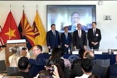 Trois anciens ambassadeurs américains au Vietnam et l'ambassadeur du Vietnam aux États-Unis, Nguyen Quoc Dung (deuxième à partir de la gauche). Photo: VNA