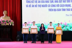Remise de certificats de mérite du Premier ministre aux collectifs et aux individus s'étant distingués dans le cadre du mouvement d'émulation « Tout le pays s'unit pour éliminer l'habitat précaire en 2025 » à Thai Binh. Photo : VNA