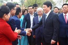 Le président Luong Cuong (droite) et des délégués participant à l'événement. Photo : VNA