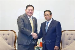 Le Premier ministre Pham Minh Chinh et Thammasak Sethaudom, président-directeur général du groupe SCG (Thaïlande). Photo : VNA