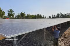 Installation de panneaux solaires en toiture à Can Tho. Photo : VNA