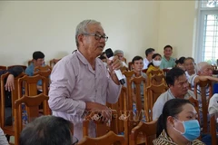 Un pêcheur de la commune de Gia Thuan pose des questions concernant les infractions liées à la pêche INN. Photo: VNA
