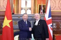 Le secrétaire général Tô Lâm et le président de la Chambre des communes Lindsay Hoyle. Photo: VNA
