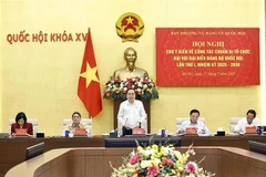 Le président de l’Assemblée nationale Tran Thanh Man, membre du Bureau politique, secrétaire du Comité du Parti au sein de l’Assemblée nationale, préside la réunion. Photo: VNA