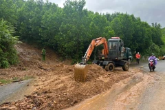 Les forces compétentes dégagent l’emplacement éboulé sur la route nationale 14G, commune de Hoa Vang, à Da Nang. Photo: VNA