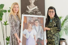Lê Thi Bich Tran offre à Evelin Oras une œuvre d'art originale et symbolique : un portrait du couple estonien réalisé à partir de près de 2.000 morceaux de tissu. Photo: VNA