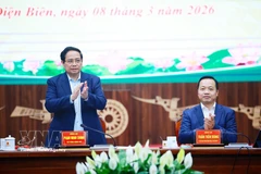 Le Premier ministre Pham Minh Chinh (debout) lors de la séance de travail avec les autorités de Dien Bien. Photo: VNA