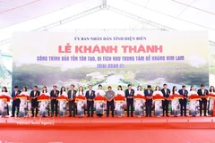 Le Premier ministre Pham Minh Chinh et des délégués coupent le ruban lors de la cérémonie d'inauguration. Photo : VNA