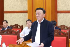 Tran Cam Tu, membre du Bureau politique et permanent du Secrétariat, préside une réunion de la permanence du Sous-comité d’organisation du XIVᵉ Congrès national du Parti, le 24 octobre. Photo: VNA