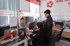 Au Centre de services administratifs publics du quartier 1 Bao Loc (province de Lam Dong). Photo: VNA