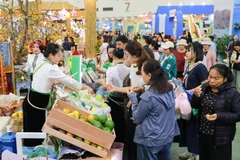 Un grand nombre de visiteurs au stand des produits typiques et emblématiques de la province de Son La pour acheter des spécialités locales. Photo: VNA