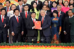 Le vice-Premier ministre Nguyen Hoa Binh présente la décision du Bureau politique nommant le Comité exécutif et la permanence du Comité exécutif provincial du Parti de Lam Dong. Photo : VNA