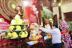 Le président de l’Assemblée nationale, Tran Thanh Man, rend hommage au président Ton Duc Thang. Photo: VNA
