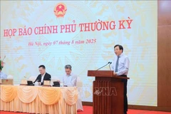 Le ministre Tran Van Son, chef du Bureau du gouvernement, porte-parole du gouvernement, lors de la conférence de presse. Photo: VNA