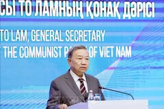 Le secrétaire général du Parti communiste du Vietnam (PCV), Tô Lâm, à l’Académie d’administration publique auprès du Président du Kazakhstan. Photo: VNA