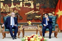 Le Premier ministre Pham Minh Chinh (droite) et Tomas Heidar, président du Tribunal international du droit de la mer (TIDM),