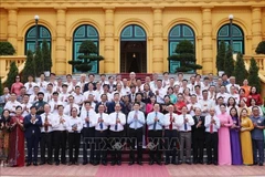 Le président de la République, Luong Cuong, et les artisans participant à la rencontre. Photo: VNA