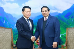 Le Premier ministre Pham Minh Chinh (droite) et le vice-Premier ministre lao, Saleumxay Kommasith. Photo: VNA