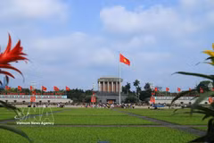 Le mausolée du Président Ho Chi Minh attire un grand nombre de visiteurs. Photo : VNA
