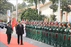 Le secrétaire général du Parti, To Lam, également secrétaire de la Commission militaire centrale, rend visite au commandement militaire de Binh Duong. Photo: VNA