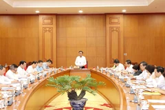 Une réunion de Tran Cam Tu, membre du Bureau politique et permanent du Secrétariat, avec les comités du Parti, les organes relevant du niveau central, le 16 octobre au siège du Comité central du Parti. Photo : VNA.